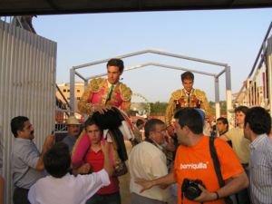 La salida en hombros ,es una recompensa ,tras una buena actuacin.