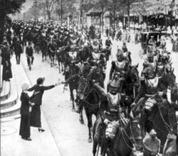 Caballera pesada francesa en Pars de camino a la batalla durante la I Guerra Mundial. Agosto de 1914.