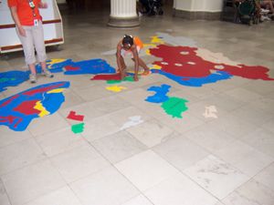 Ces moyens mnmotechniques mis  disposition des enfants visitant le Field Museum de Chicago permettent d'apprendre les pays formant l'Asie et leurs contours gographiques.