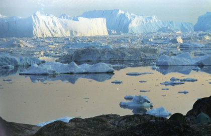 Grands icebergs (jusqu' 180 m de haut) drivant vers la mer depuis Isfjord, baie de Disko,  l'ouest du Groenland