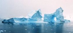 2 icebergs, dont l'un avec arche