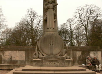 Monument rig  Lille en hommage aux pigeons messagers de 1914-1918